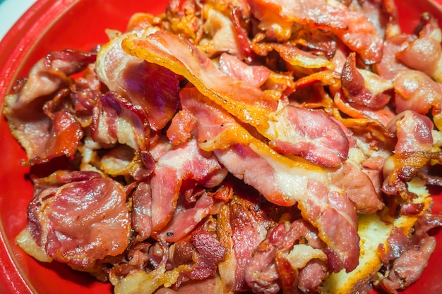 Close up von Crispy Organic Bacon.