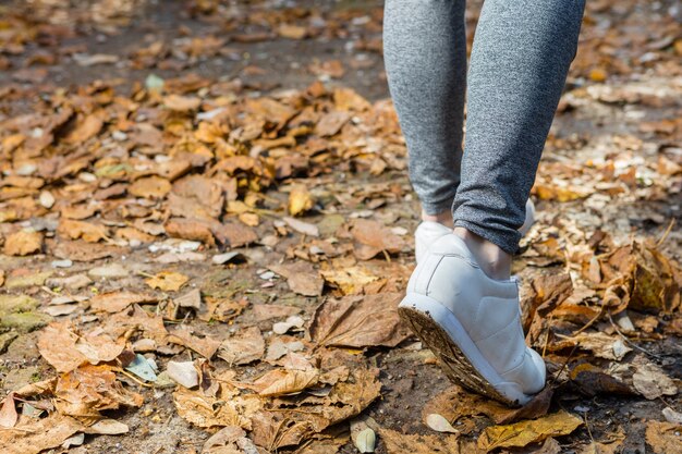 Close-up von einem weißen Trainer der Frau