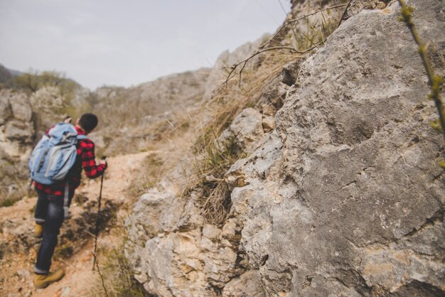 Close-up von Felsen mit unscharfen Wanderer Hintergrund