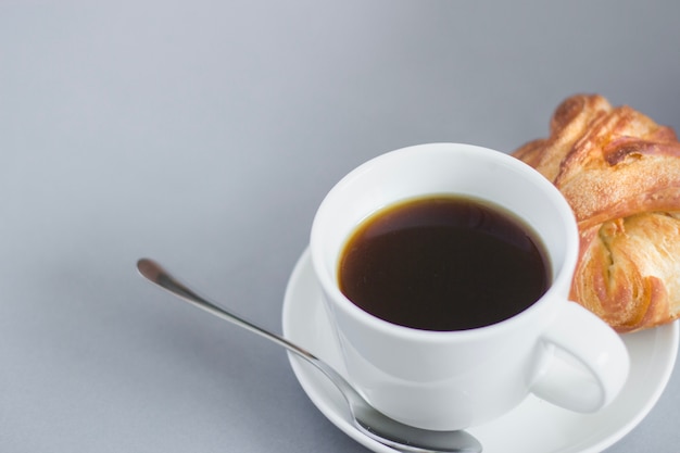 Close-up von Frühstück Kaffee und Croissant