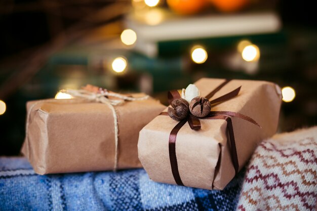 Close-up von Geschenk mit braunen Bogen und Verzierungen