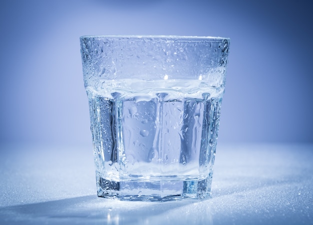 Close-up von Glas Wasser