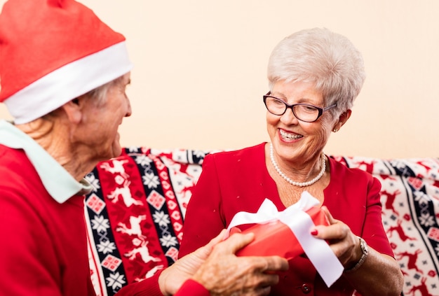 Close-up von Großeltern Weihnachtsgeschenke geben