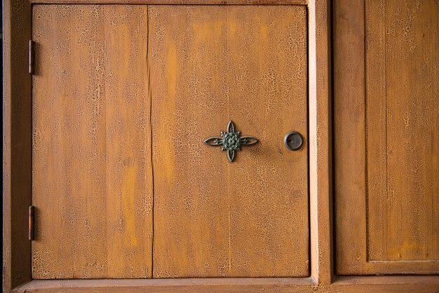 Close-up von Holzschrank mit Knopf