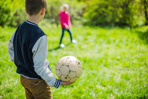 Kostenloses Foto close-up von jungen mit ball in der hand