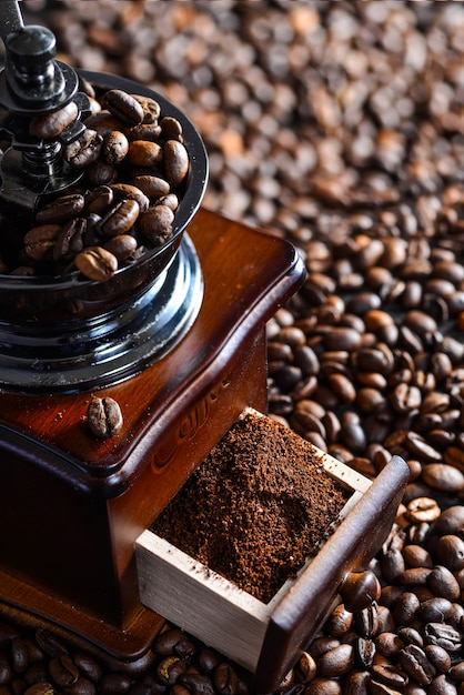 Close-up von kaffeemühle mit gemahlenem kaffee
