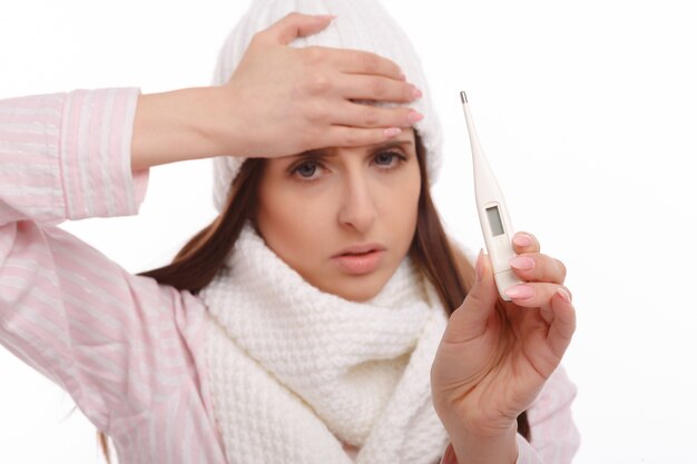 Close-up von kranken Teenager das Thermometer zeigt