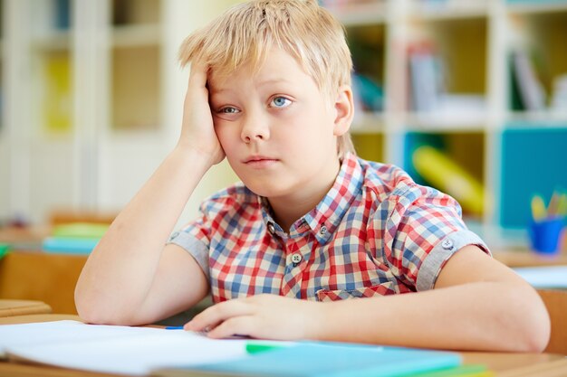 Close-up von Langeweile Schüler dem Lehrer zuhören
