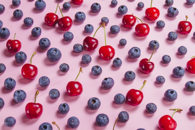 Close-up von leckeren Heidelbeeren und Kirschen