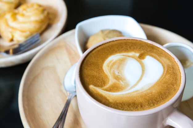 Close-up von leckeren Kaffee am Morgen