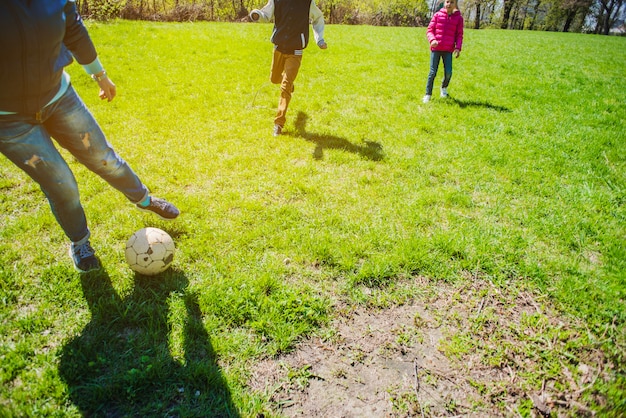 Close-up von Menschen spielen mit einem Ball