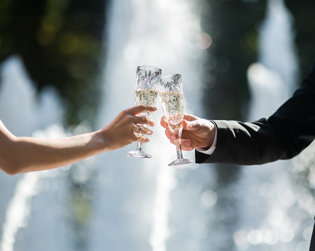 Close-up von Newlyweds Toasten