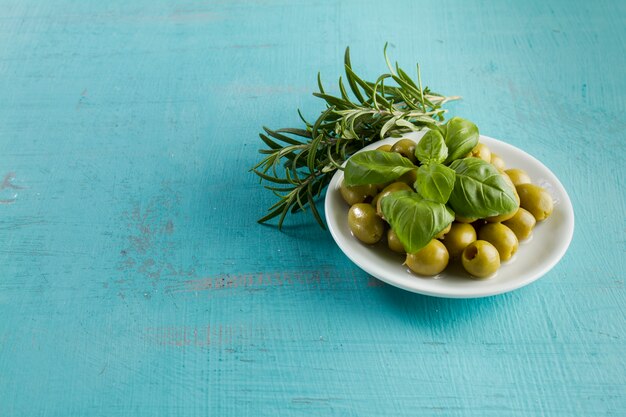 Close-up von Oliven Platte mit aromatischen Kräutern