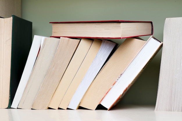 Kostenloses Foto close-up von regal mit ein paar bücher