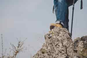 Kostenloses Foto close-up von reisenden auf einem felsen