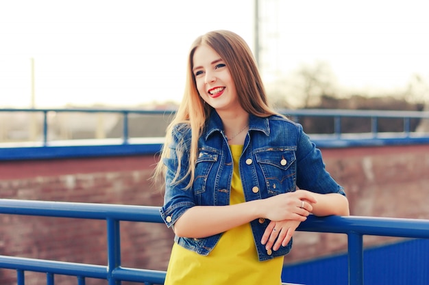 Close-up von Teenager-Mädchen mit den roten Lippen lächelnd