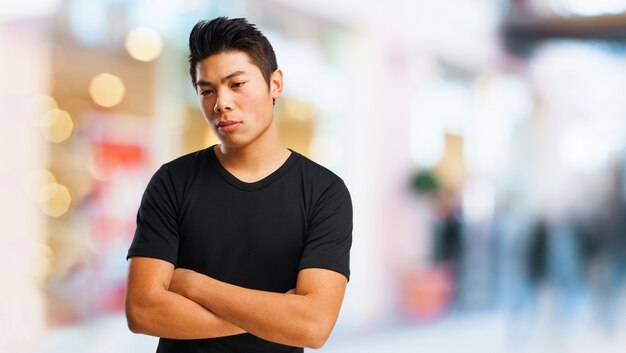 Close-up von Teenager mit schwarzen T-Shirt Denken