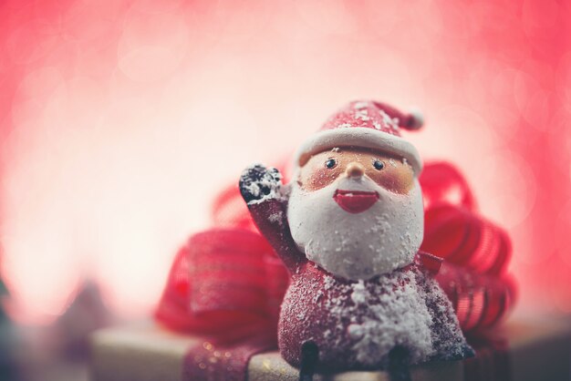 Close-up von Weihnachtsmann-Figur mit Schnee