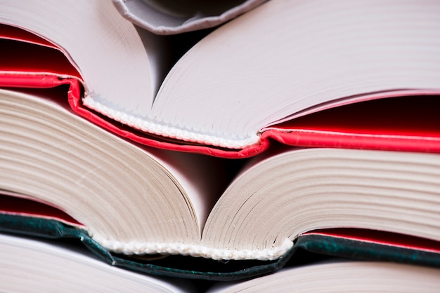 Close-up von zwei offenen Büchern mit farbigen Abdeckungen