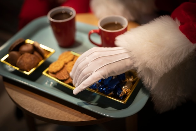 Kostenloses Foto close-up weihnachtsplätzchen auf einem tablett