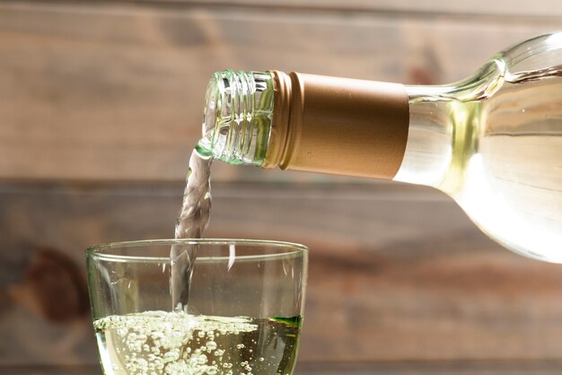 Close-up Weißwein in ein Glas gegossen