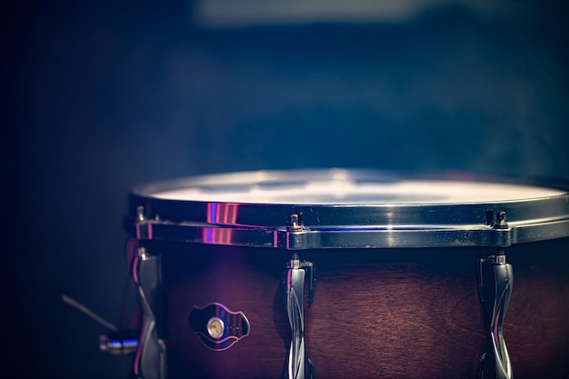 Kostenloses Foto closeup snare drum auf dunklem hintergrund isoliert kopierraum