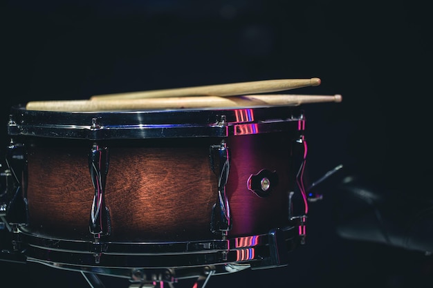 Closeup Snare Drum auf dunklem Hintergrund isoliert Kopierraum