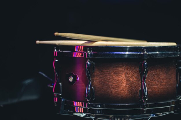 Closeup Snare Drum auf dunklem Hintergrund isoliert Kopierraum