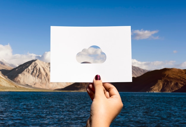Kostenloses Foto cloud-computing-netzwerkverbindung perforiertes papier