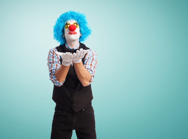 Kostenloses Foto clown einen kuss sendet