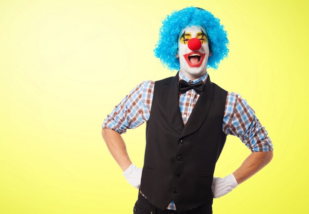 Clown mit den Händen auf den Hüften lächelnd