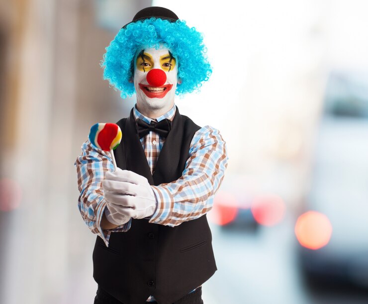 Kostenlose Foto clown mit einem lutscher lächelnd
