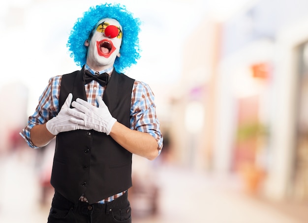 Clown mit offenem mund und die hände auf der brust