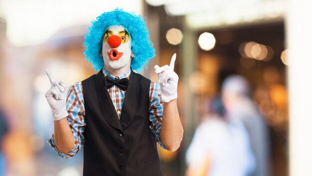 Clown mit u-förmigen Mund und hob die Finger