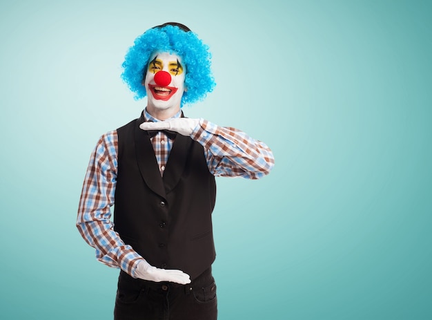 Kostenloses Foto clown zu machen, eine maßnahme mit seinen händen