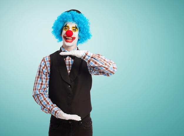 Clown zu machen, eine Maßnahme mit seinen Händen