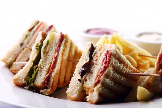 Club Sandwich mit Fleisch und Grün