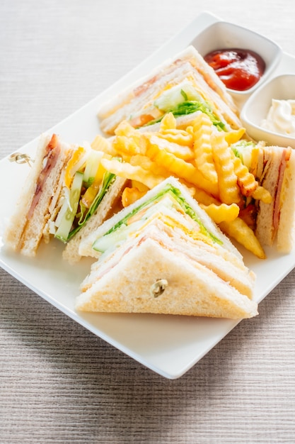 Club Sandwich mit Gemüse und Sauce