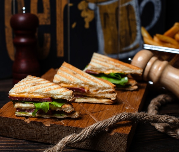 Club Sandwich mit geräucherter Wurst