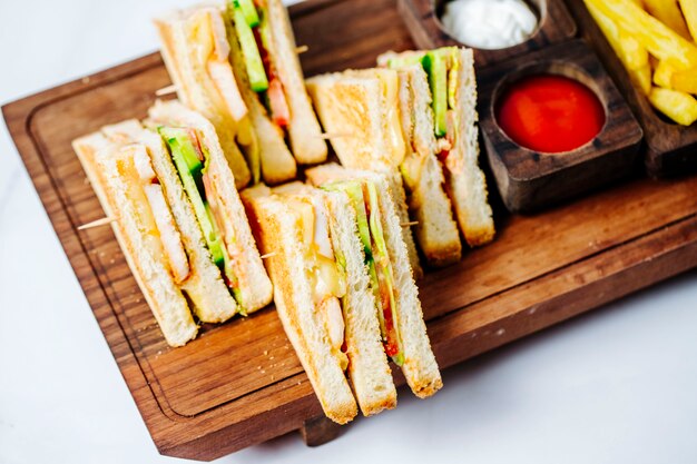 Club Sandwich mit Pommes Frites