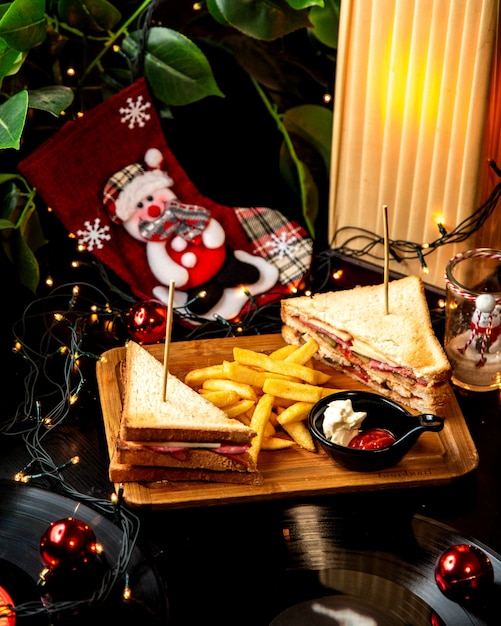 Club Sandwich mit Salami, serviert mit Pommes Frites Mayonnaise und Ketchup
