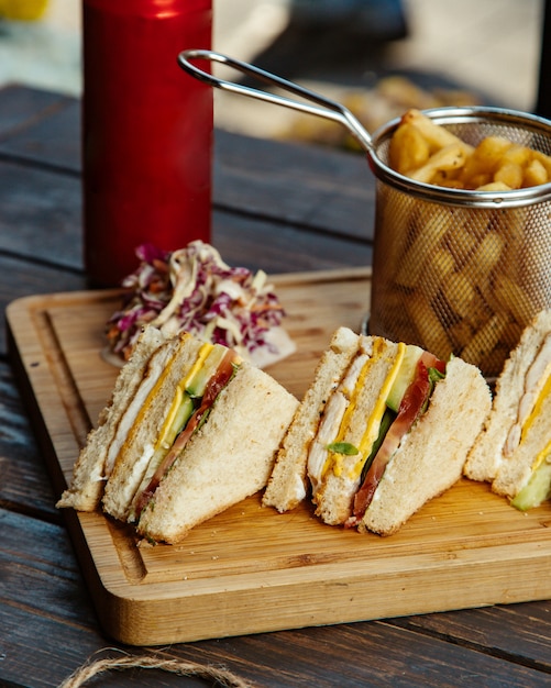 Club Sandwich mit Schinken Hühnereiern Stacheln Gurkentomate und Salat
