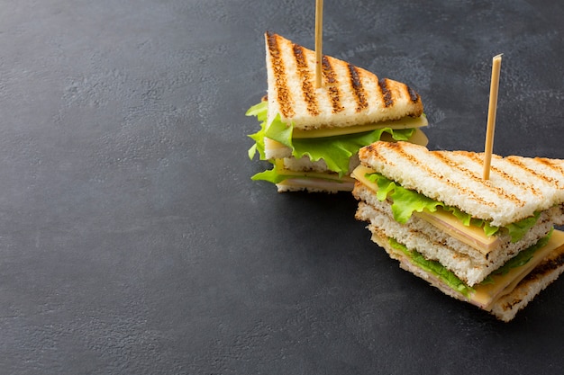 Kostenloses Foto club sandwiches mit platz zum kopieren