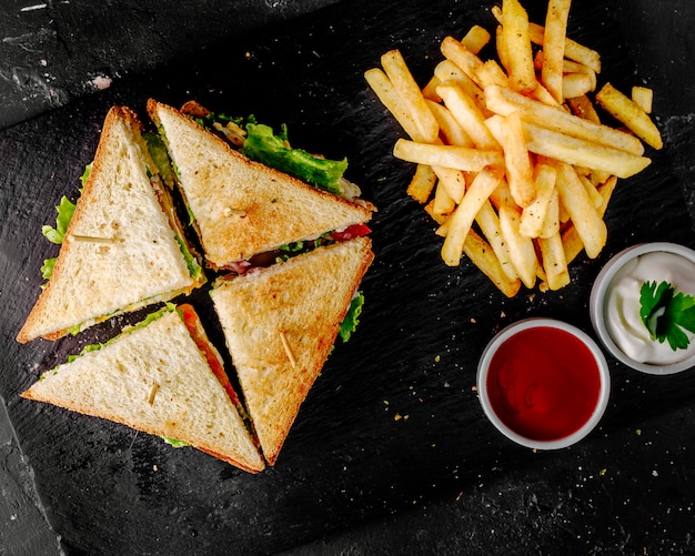 Club Sandwiches mit Tomatenketchup, Mayonnaise und Kartoffeln.