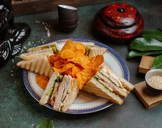 Club Sandwiches und Kartoffelchips in einer Platte.