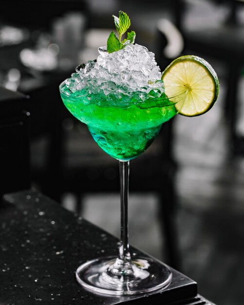 Cocktail grüne Fee Tequila Wodka Schnaps Absinth Limette Seitenansicht