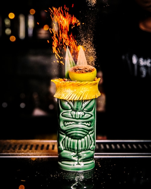 Cocktail im mexikanischen Stil mit brennender Zitrone in der Draufsicht