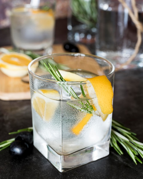 Cocktail mit alkoholischen Getränken in einem kleinen Glas