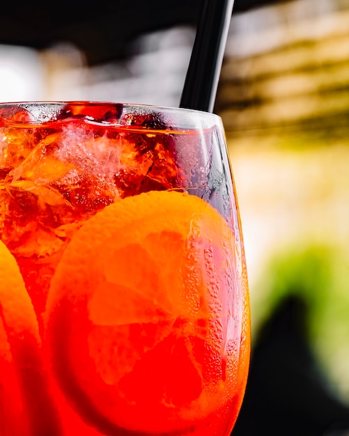 Cocktail mit einer Orangenscheibe