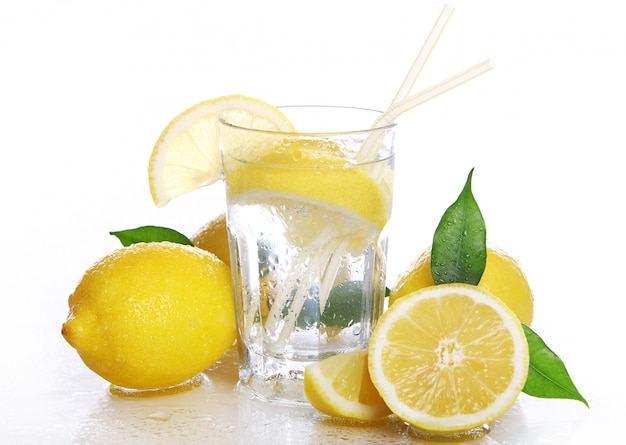 Cocktail mit frischen Zitronen